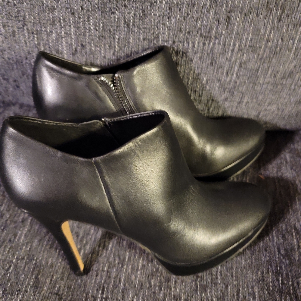 Vince Camuto Elvin Booties- Like New